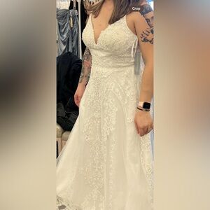 Size 12 NWT/Never Worn Oleg Cassini Wedding Dress